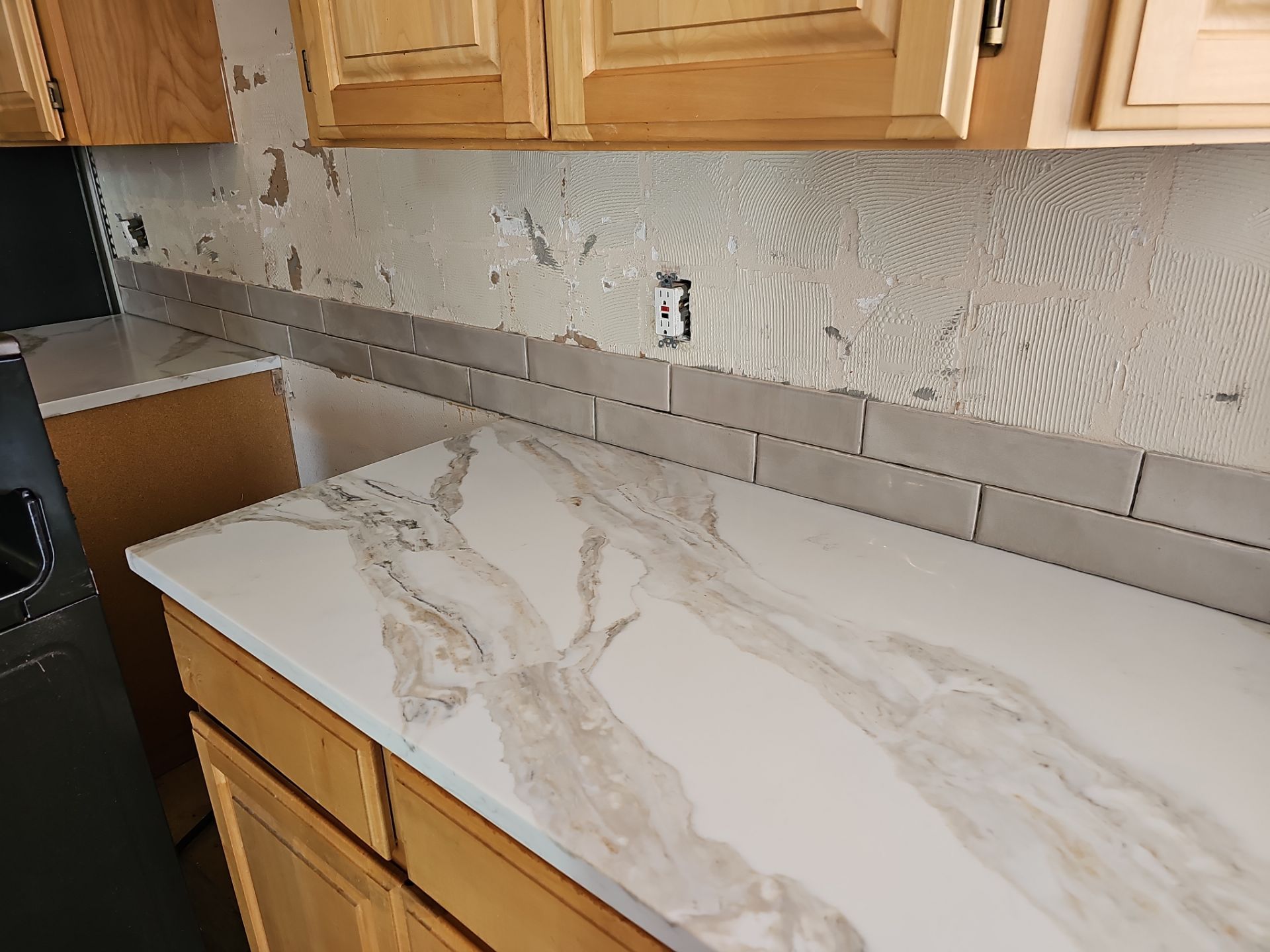 Sandlewood Kitchen Counter and Backsplash